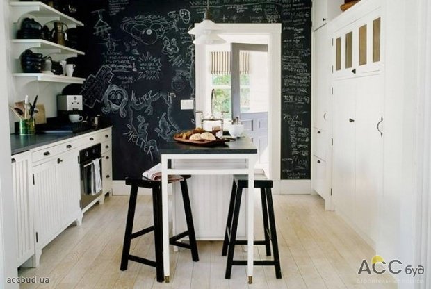 Если помещение слишком вытянуто в длину (эдакий «эффект трамвая»), исправить данный недочет планировки можно, превратив дальнюю стену в акцентную. Контрастный по отношению к фоновому или просто более интенсивный тон зрительно «приблизит» ее, тем самым визуально сократив длину помещения.